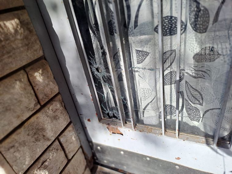 La puerta del local comercial fue alcanzada por las balas en el Barrio La Tablada.