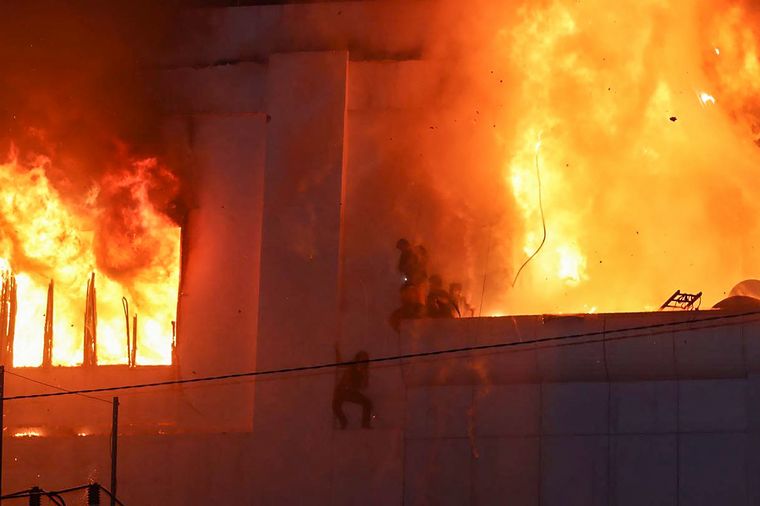 FOTO: Imágenes del horror por el incendio de un hotel-casino en Camboya.