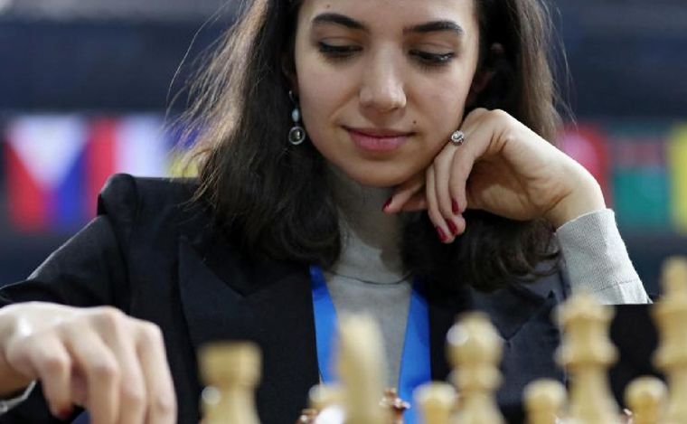 FOTO: La ajedrecista iraní Sara Khadem (Reuters).
