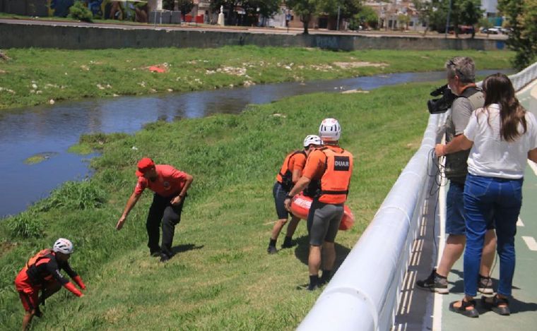 FOTO: Caso Anahí Bulnes: bomberos y personal del Duar rastrillaron la zona del Río Suquía.