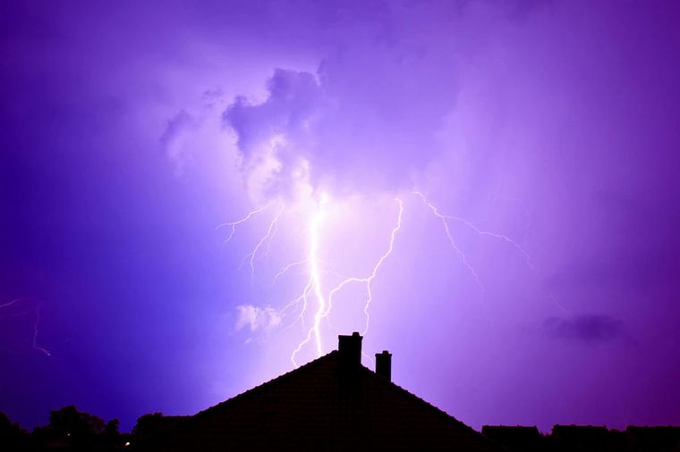 FOTO: Las viviendas con Steel Frame no atraen rayos en las tormentas eléctricas (Freepik)