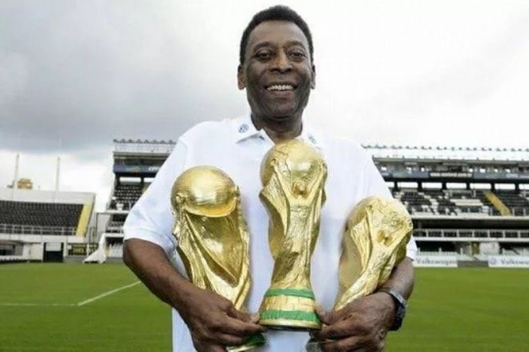 FOTO: Pelé, con sus tres Copas del Mundo (Foto: @Pelé)