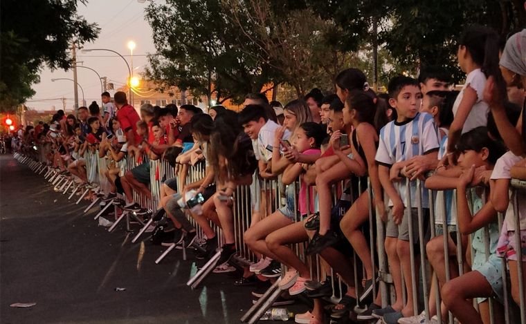 AUDIO: La gente en las adyacencias del Casino City Center a la espera del arribo de Messi.