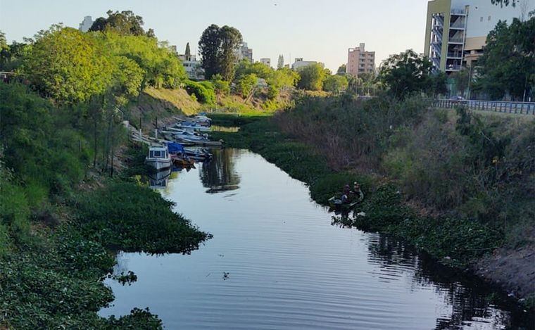 Basura indiscriminada, camalotes y olor penetrante: el estado del arroyo Ludueña. 