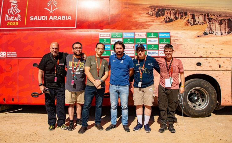 Castera con los periodistas latinos en el Sea Camp