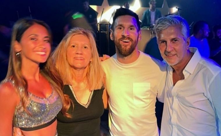 VIDEO: El arribo de Lionel Messi (al volante) y Antonella Rocuzzo a la fiesta en City Center