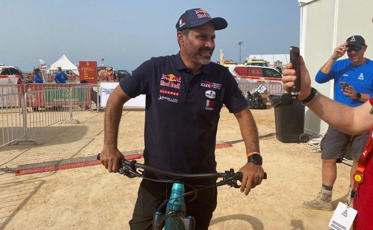 Al Attiyah iba en su bici y frente al Media Center hizo una 'parada de prensa'