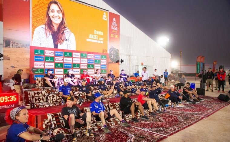 Un escenario lleno de figuras para el comienzo del Dakar 2023