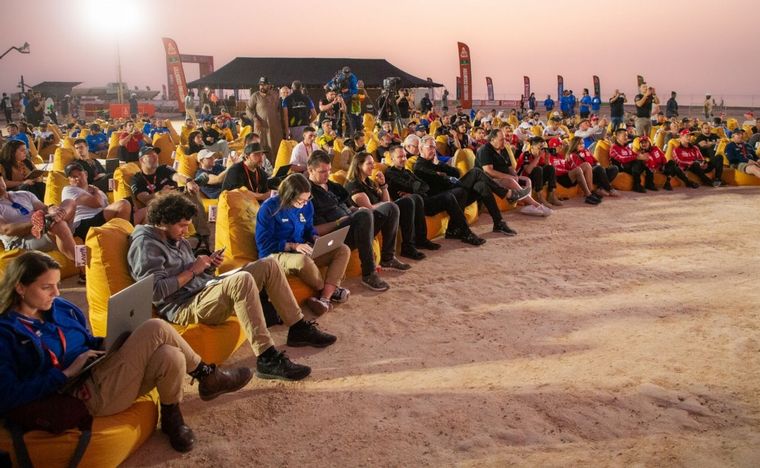 La plaza del 'Sea Camp' se llenó para escuchar a los 'contendientes' del Dakar