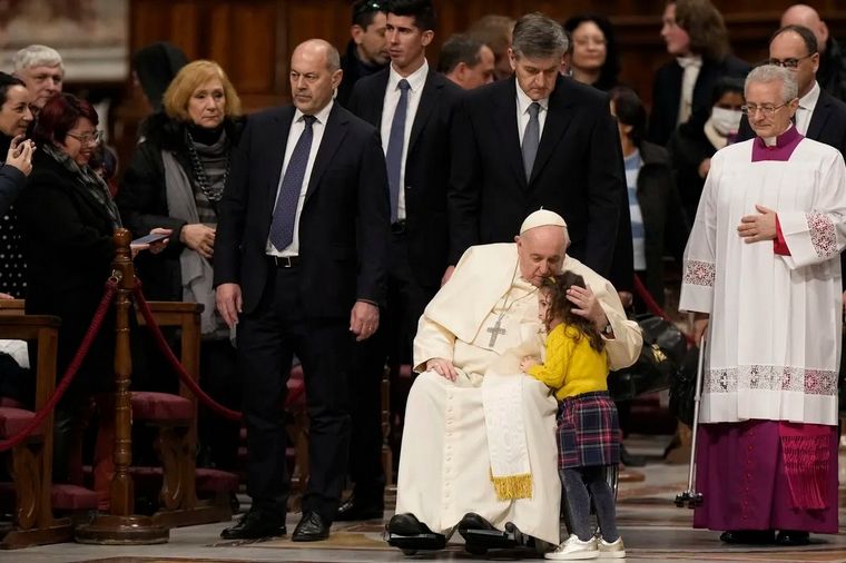 FOTO: Francisco agradeció a Benedicto XVI "por todo el bien que ha hecho".