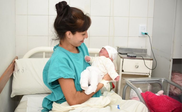 FOTO: Génesis la primera beba nacida en 2023 en la ciudad de Rosario. 