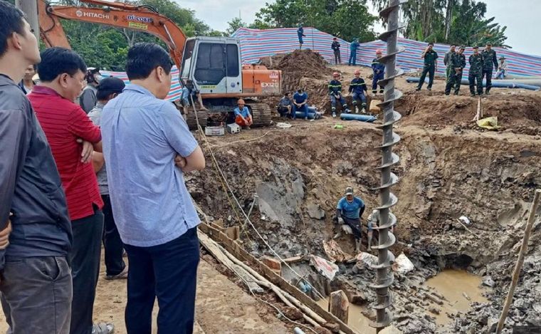 Dramático intento de rescate de un niño en Vietnam (Foto: AFP).