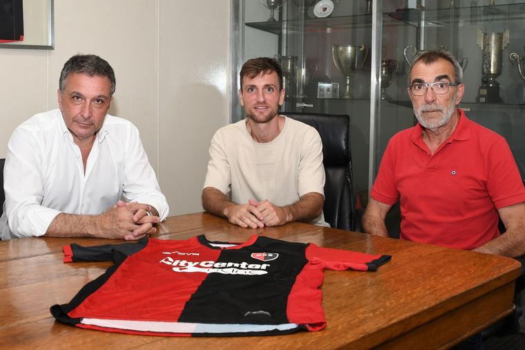 FOTO: Bruno Pittón firmó junto al presidente Astore y director de futbol Horacio García