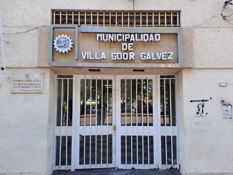 Piedrazos al frente de la Municipalidad de Villa Gobernador Gálvez. 