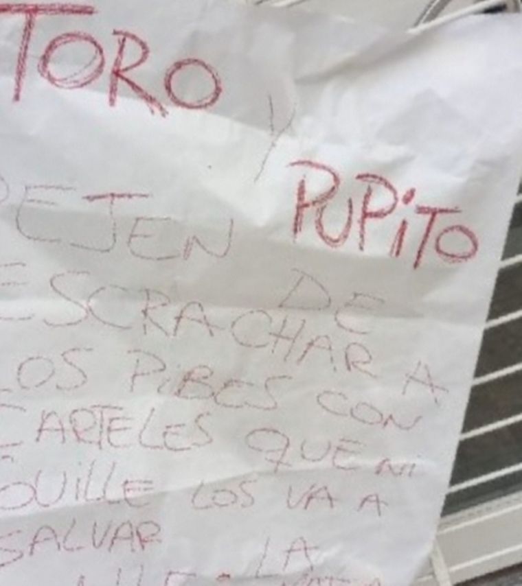 En la Defensoría del Pueblo de VGG los delincuentes dejaron un mensaje mafioso. 