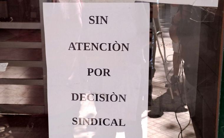 El cartel que avisaba a los pacientes que no había atención en el Carrasco.