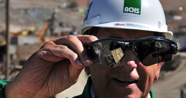 Alejandro Pino, Director de la Asociación Chilena de Seguridad, muestra las gafas que tendrán que usar los mineros al ser rescatados.