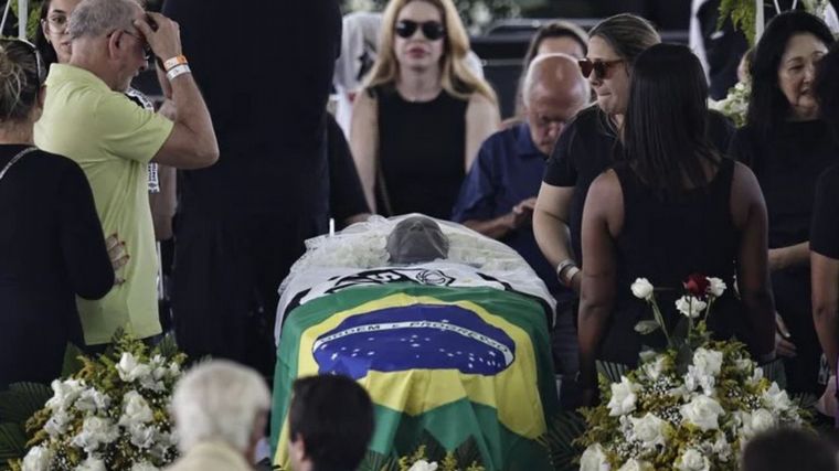 FOTO: Los restos de Pelé fueron sepultados en un mausoleo en Santos.