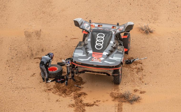 Sainz y Cruz trabajando en la suspensión trasera izquierda de su Audi híbrido