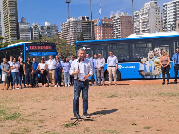 FOTO: Javkin presentó 15 nuevas unidades de colectivos en el transporte público de Rosario.