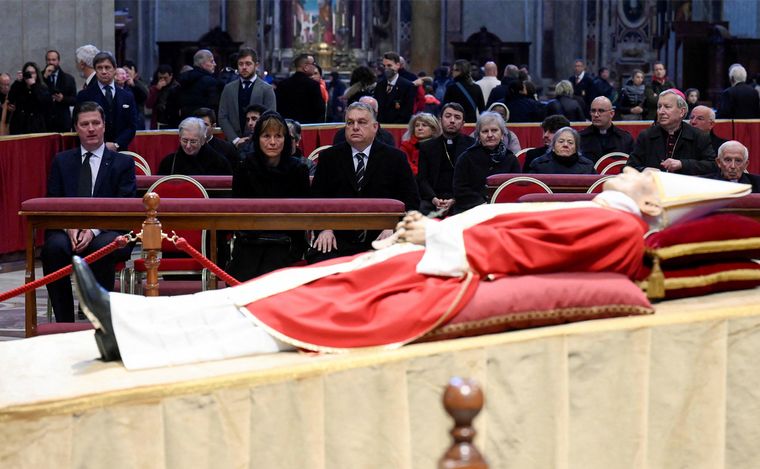FOTO: Más de 130 mil fieles ya despidieron a Benedicto XVI.