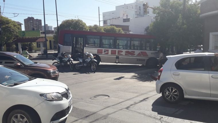 FOTO: Un colectivo quedó estancado en plena avenida Colón cortó el tránsito al centro