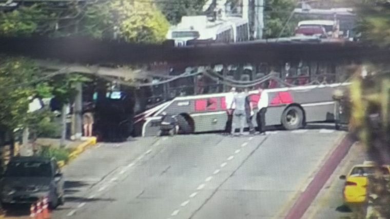 FOTO: Un colectivo quedó estancado en plena avenida Colón cortó el tránsito al centro