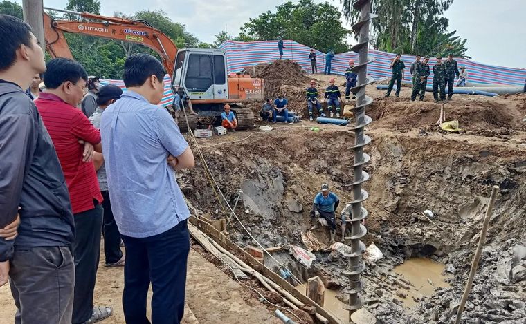 Declararon muerto al niño de 10 años que cayó a un pozo de 35 metros en Vietnam.