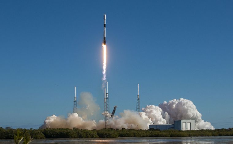 FOTO: El Falcon 9 despega, con el satélite Dibu Martínez en su interior. (Foto: @SpaceX)