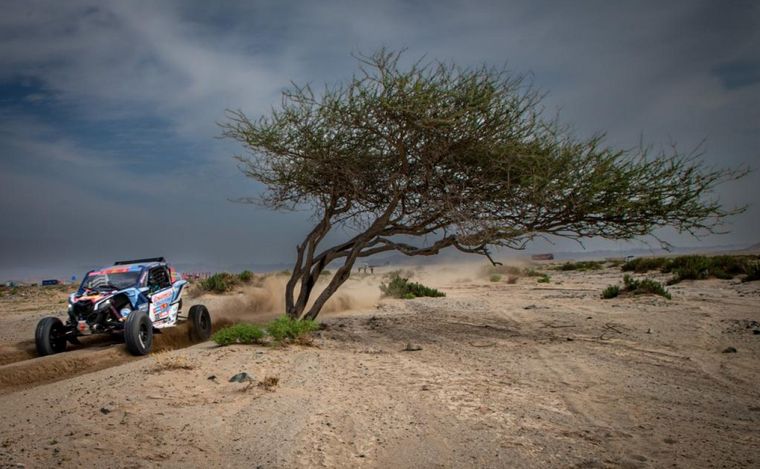 FOTO: Álvarez y su Maverick en el desierto árabe