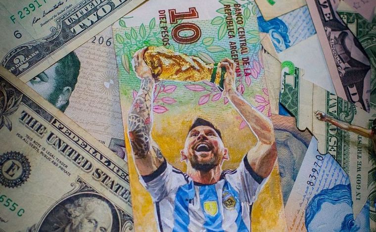 FOTO: Sergio Díaz, el artista salteño que pinta billetes de pesos argentinos. 