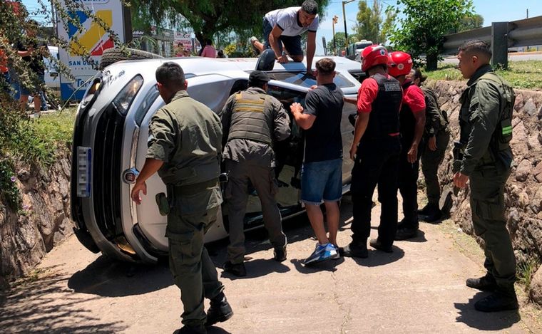 FOTO: Córdoba: Gendarmería asistió a conductora que volcó su auto en un canal de desagüe.
