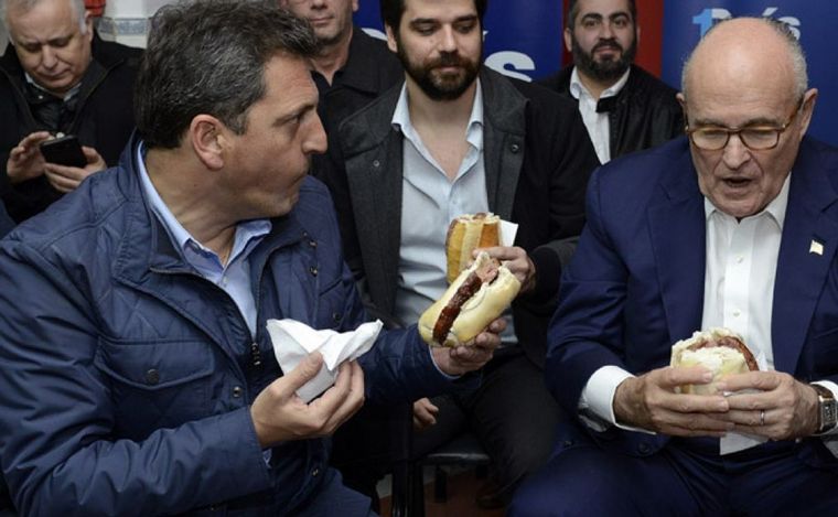 FOTO: Massa y Giuliani, ex alcalde de Nueva York, comiendo choripán en La Matanza (Perfil).