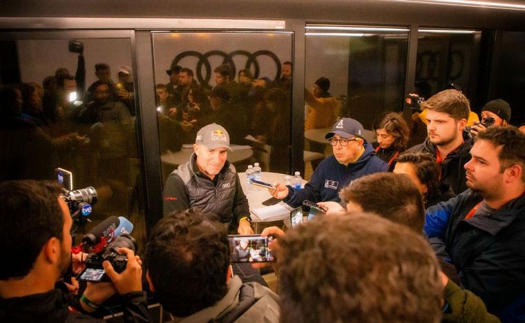 En una conferencia de prensa, Peterhansel dio detalles sobre su accidente