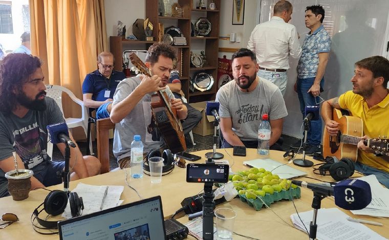 Ahyre anticipó parte de su show en Jesús María en los estudios de Cadena 3.