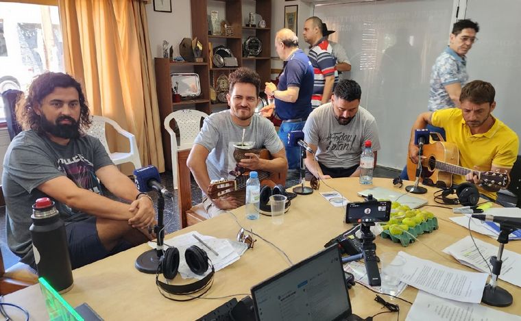 Ahyre anticipó parte de su show en Jesús María en los estudios de Cadena 3.