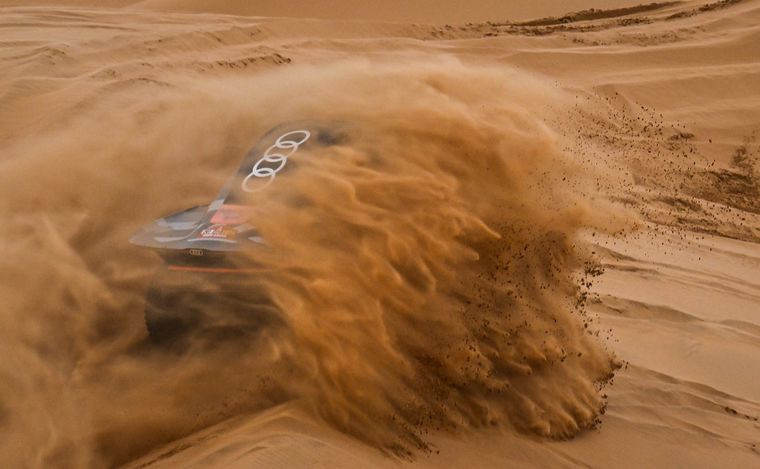 FOTO: Loeb superando a De Villiers en las dunas, espectacular