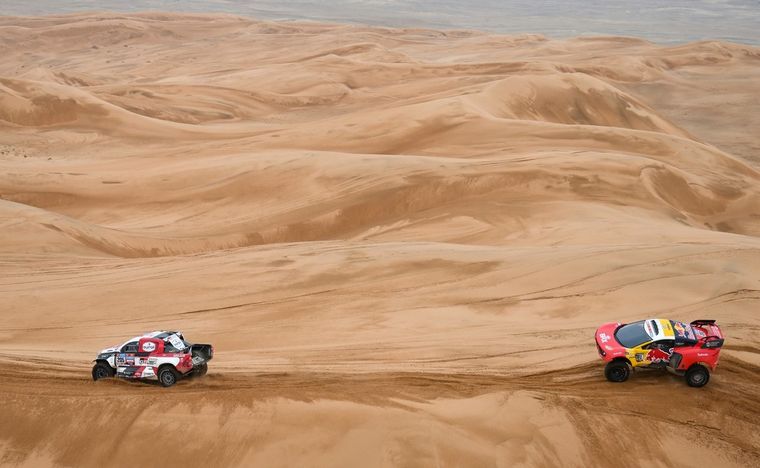 FOTO: Loeb superando a De Villiers en las dunas, espectacular