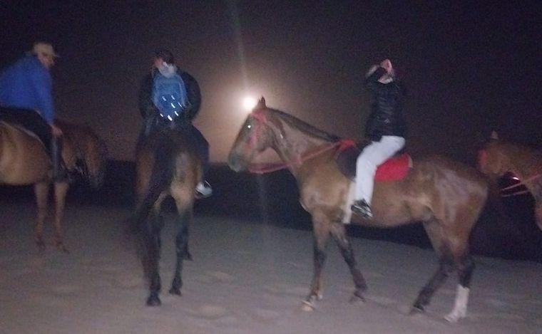 FOTO: Cómo son las cabalgatas nocturnas que se realizan en la costa de Villa Gesell
