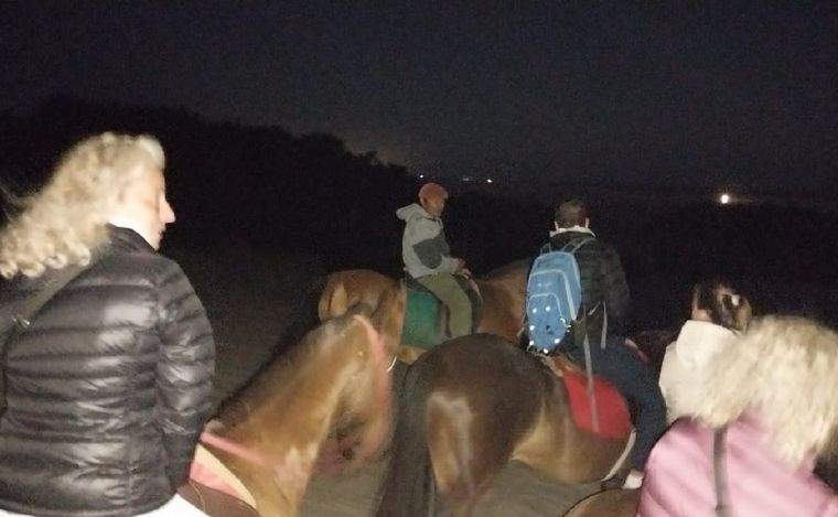 FOTO: Cómo son las cabalgatas nocturnas que se realizan en la costa de Villa Gesell