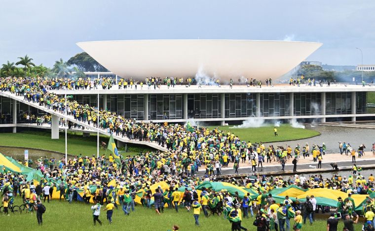 FOTO: Simpatizantes de Jair Bolsonaro generan tensión en Brasil.