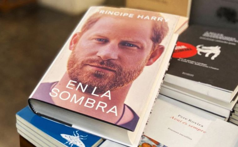 FOTO: El libro del príncipe Harry se vende antes de su lanzamiento oficial en España