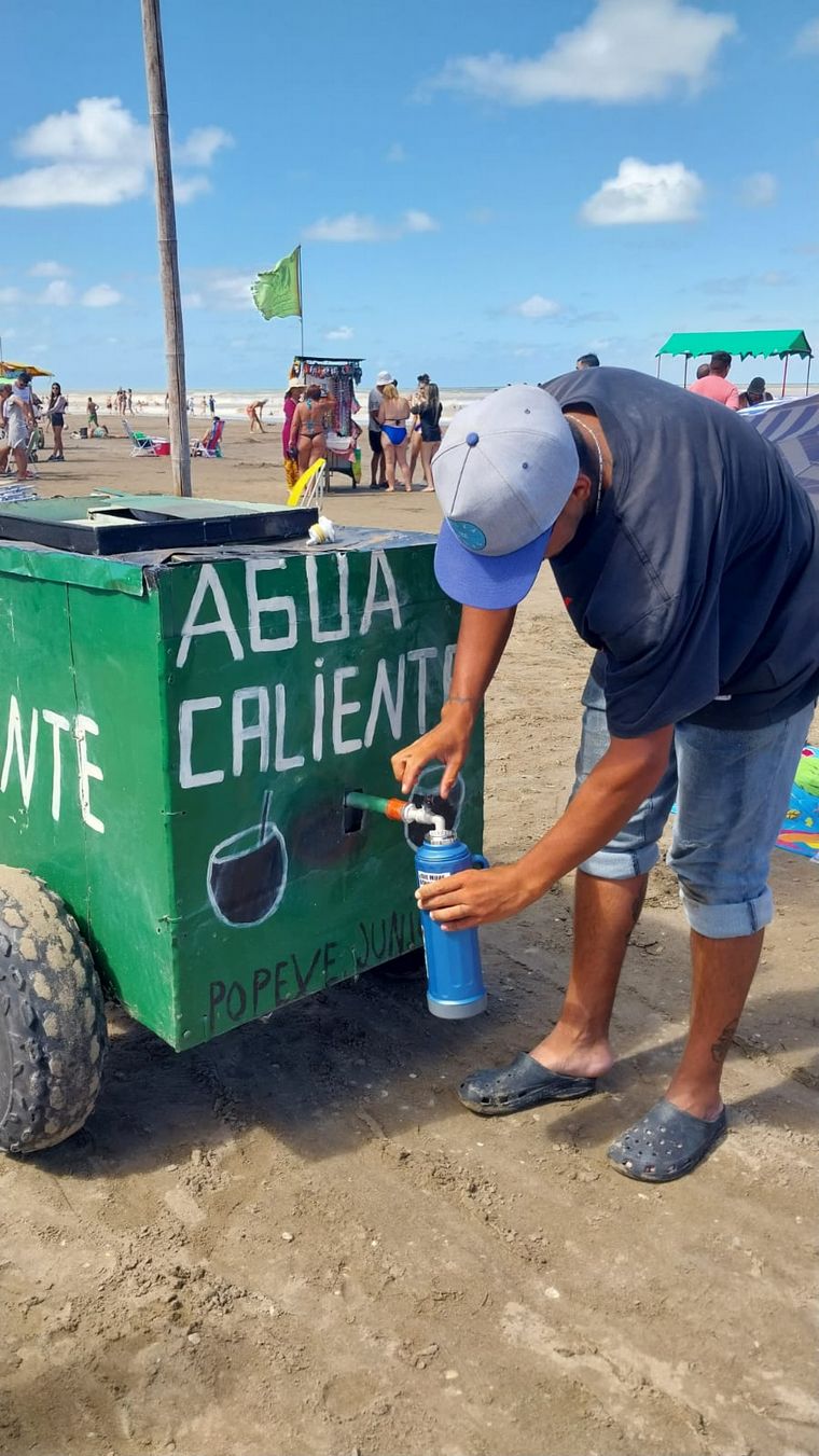 FOTO: La original idea del dispenser móvil que vende agua caliente en la playa