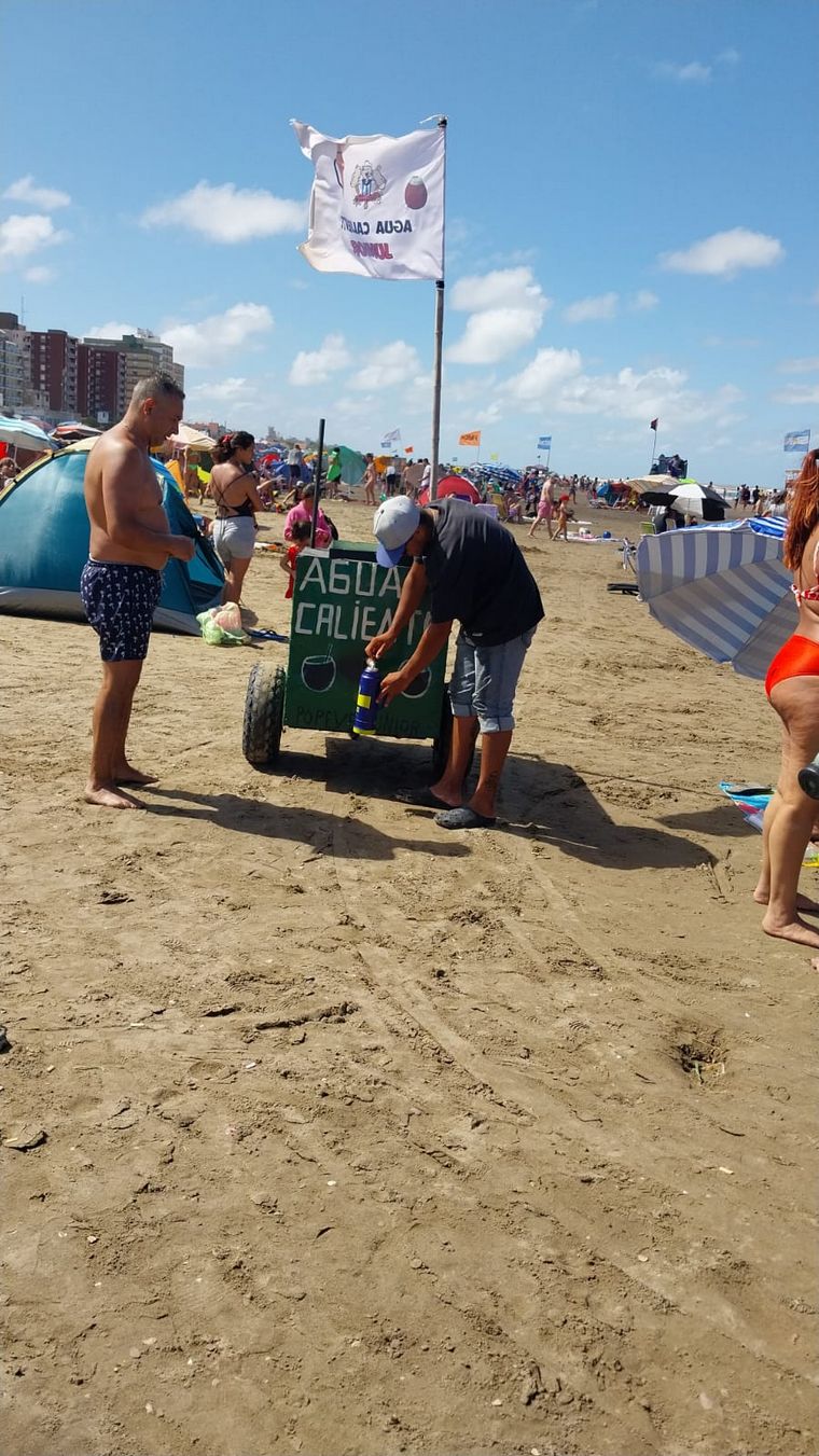 La original idea del dispenser móvil que vende agua caliente en la playa