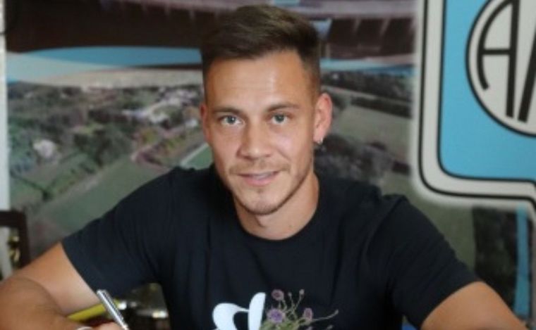 Nery Leyes, estampando su firma en