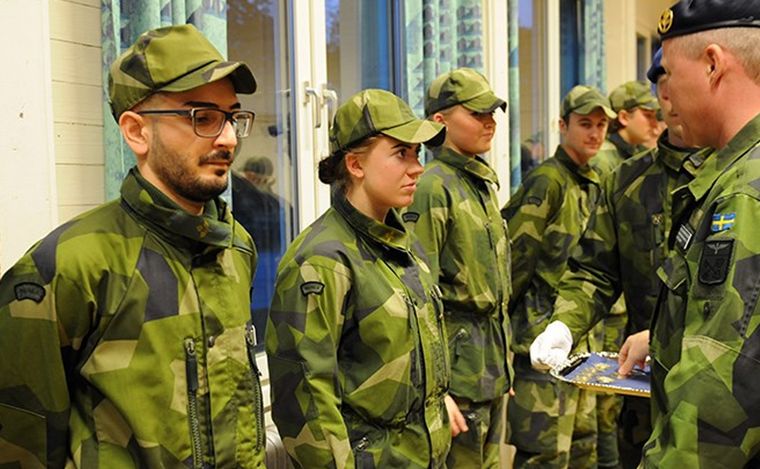 FOTO: Un equipo de combate del ejército sueco (Foto:  EFE/SOREN ANDERSSON)
