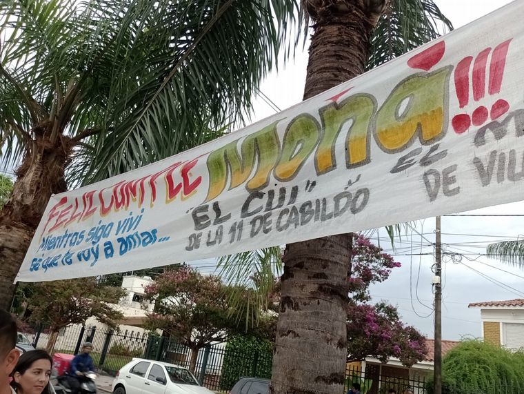 FOTO: Fanáticos acamparon frente a la casa de La Mona para celebrar su cumpleaños