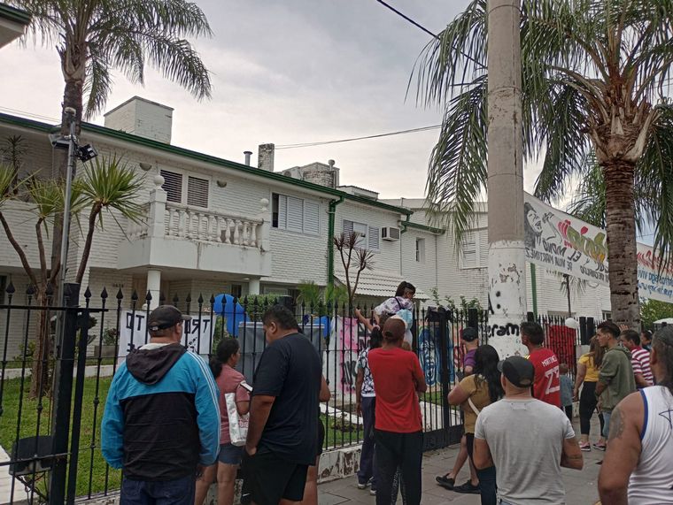 FOTO: Fanáticos acamparon frente a la casa de La Mona para celebrarlo en su cumpleaños