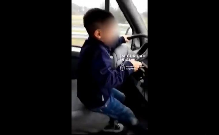 FOTO: Obligó a su hijo de 7 años manejar un camión en una autopista (Foto: captura video).