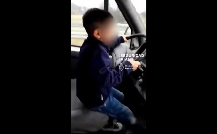 Obligó a su hijo de 7 años manejar un camión en una autopista (Foto: captura video).